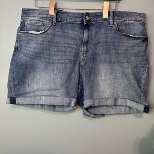 ✨3/$20✨ Levi Signature Mid-Rise Denim Jean Cuffed Shorts. Women’s 18
